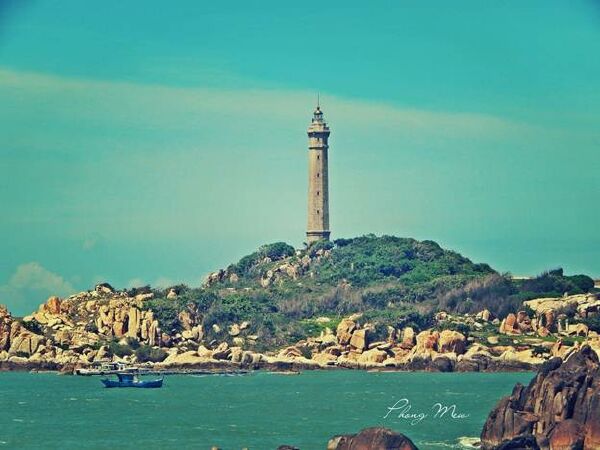 Điểm tham quan nổi tiếng nhất ở Mũi K&ecirc; G&agrave; l&agrave; ngọn hải đăng K&ecirc; G&agrave;. Ngọn hải đăng n&agrave;y do người Ph&aacute;p x&acirc;y dựng năm 1897, kh&aacute;nh th&agrave;nh năm 1899 &ndash; được xem l&agrave; ngọn hải đăng cổ nhất Việt Nam.